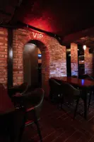 벽돌 아치와 레드 네온이 빛나는 바쿠스 VIP존